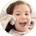 Uma criança no dentista